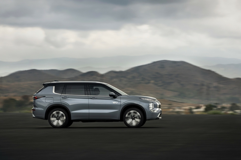 Mitsubishi’s Updated 2025 Outlander Arrives In America Early Next Year