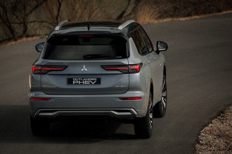 Mitsubishi’s Updated 2025 Outlander Arrives In America Early Next Year