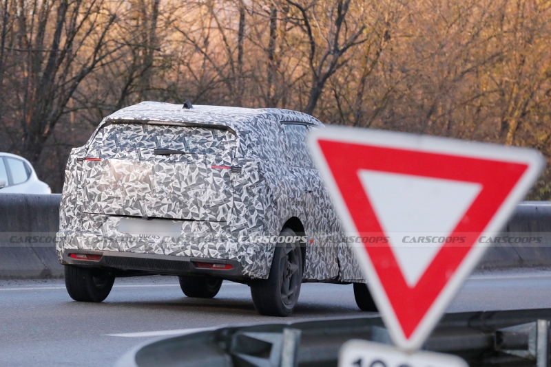 2025 Citroen C5 Aircross Stays True To The Concept In First Spy Shots